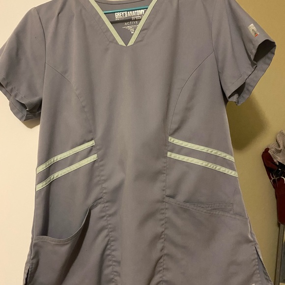 Active scrub top - Picture 1 of 2